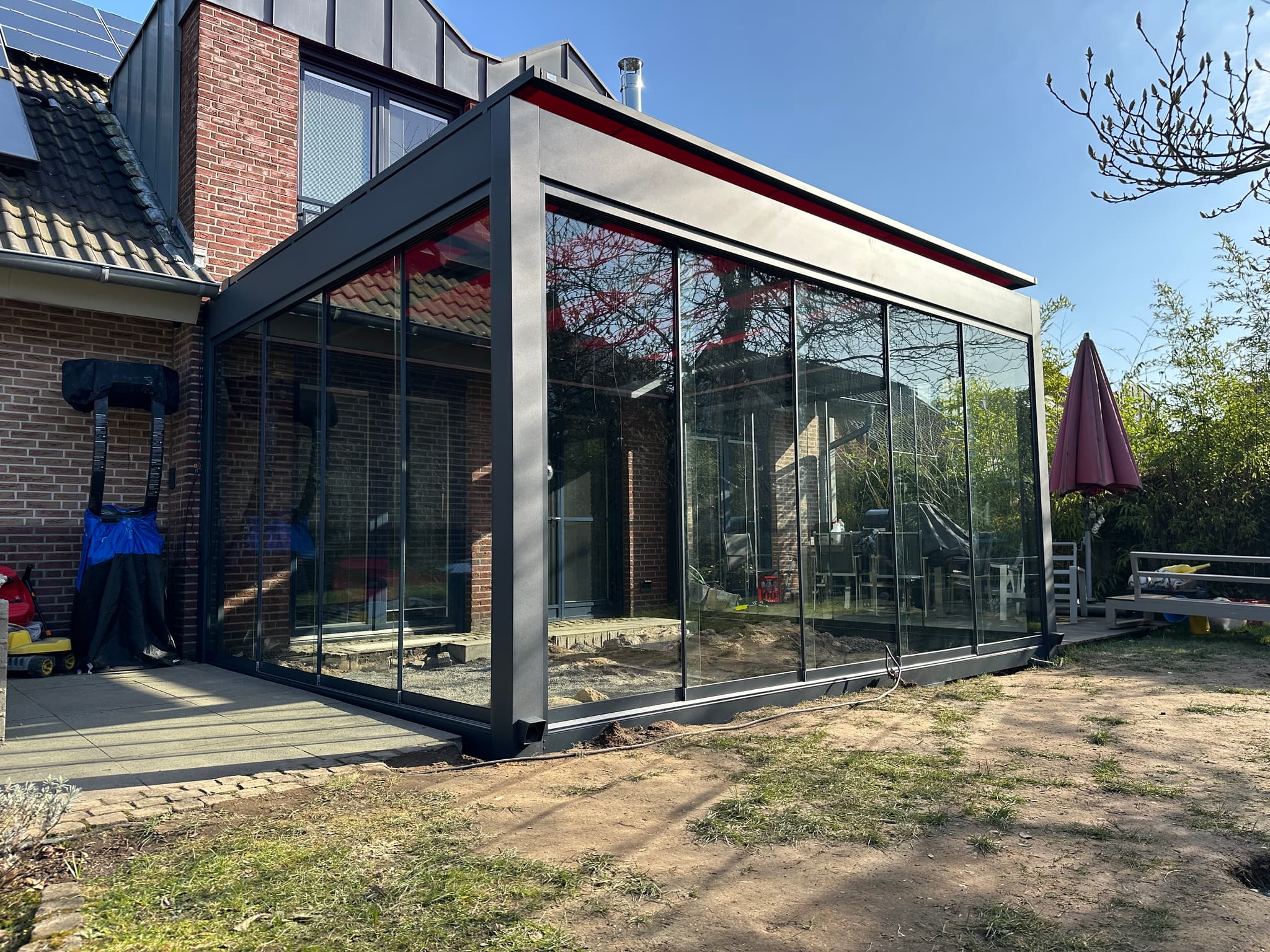 Lamellendach mit motorisch verstellbaren Aluminium-Lamellen vs. klassisches Terrassendach mit VSG-Festverglasung
