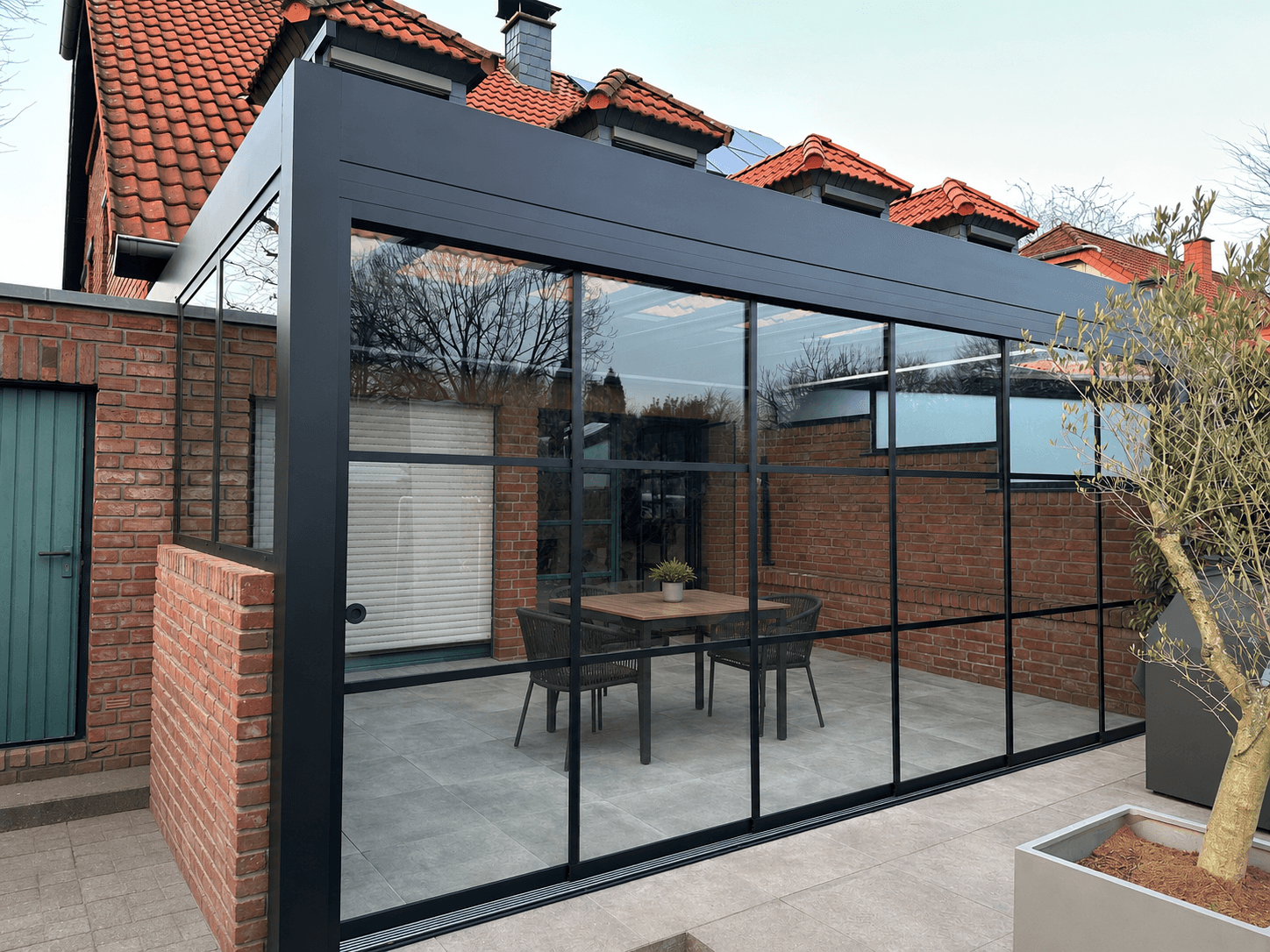 Vollverglaster Cube in Krefeld, 3,5 × 6 m, RAL 7024 Anthrazit mit Glas-Schiebewänden