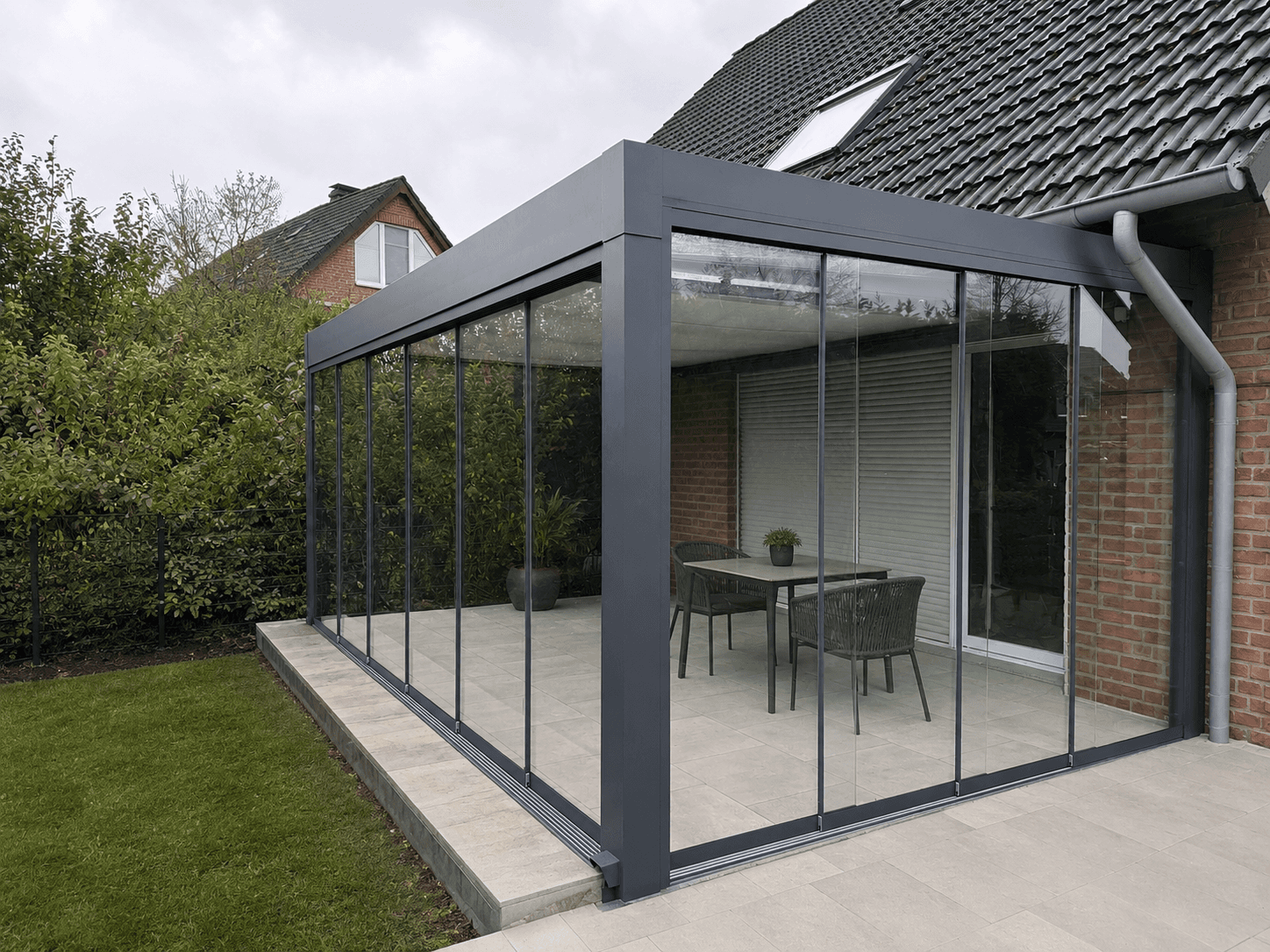Glas- und Festelemente an einer realen Terrasse in NRW