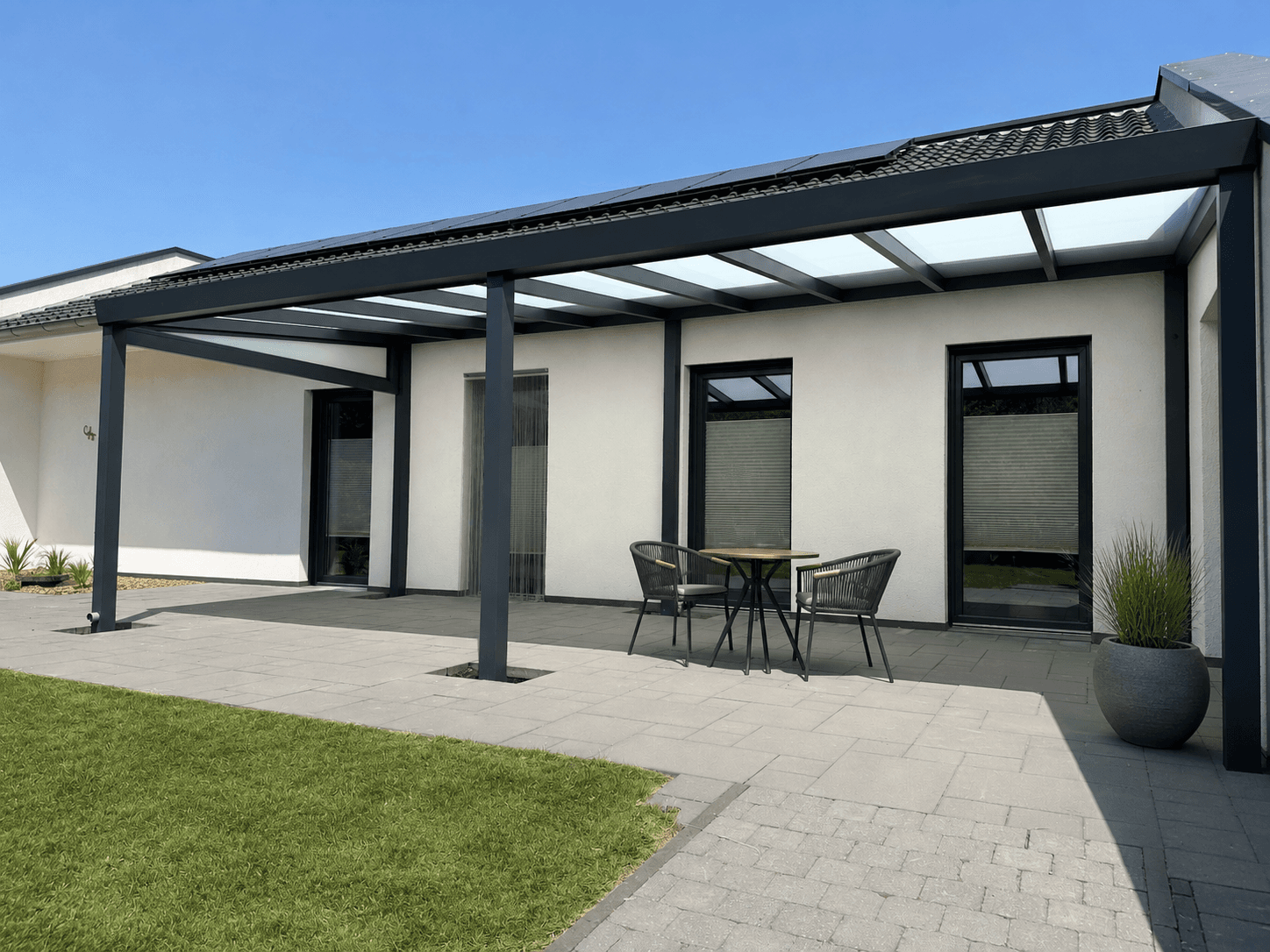 Freistehende Überdachung in Erkelenz, 6 × 3,5 m, Mattglas-Dach mit Sonnenschutz, RAL 7024