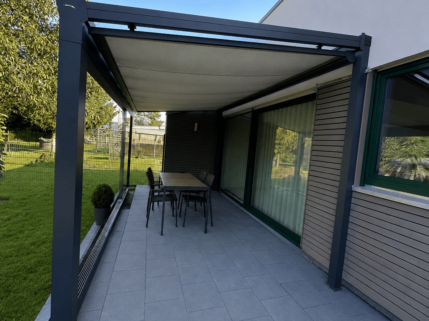 Freistehende Terrassenüberdachung in Köln, 5 × 3 m, Glasdach mit Schiebetüren, RAL 7024