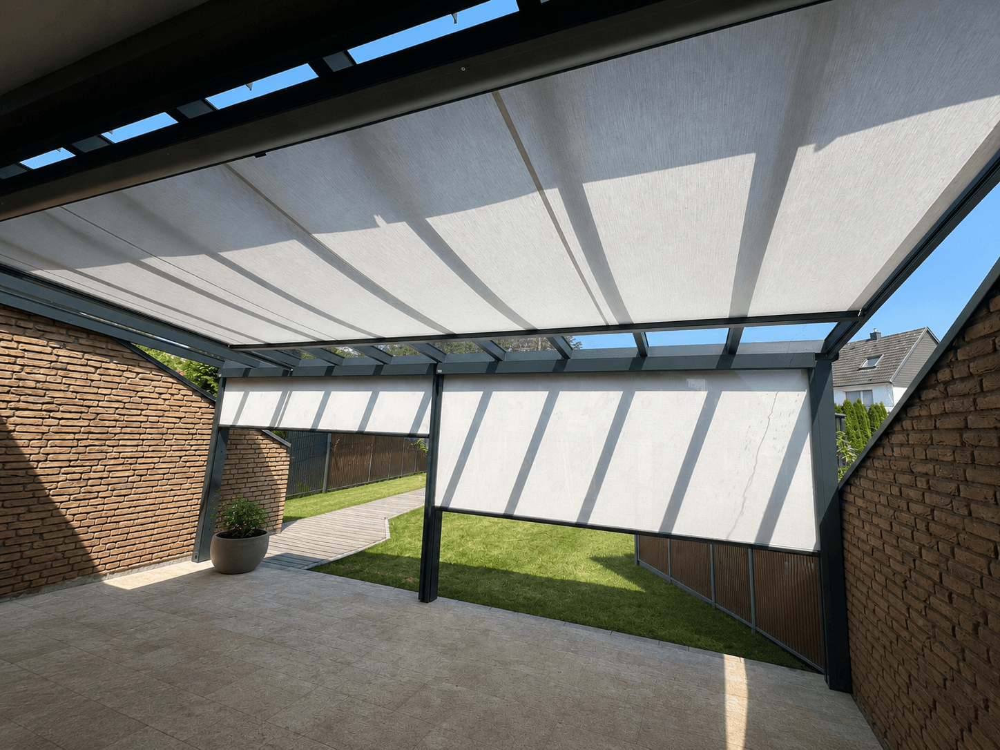 Terrassendach in Bonn, 6 × 3 m, Glasdach mit Markise und zwei Markisen-Screens, RAL 7024