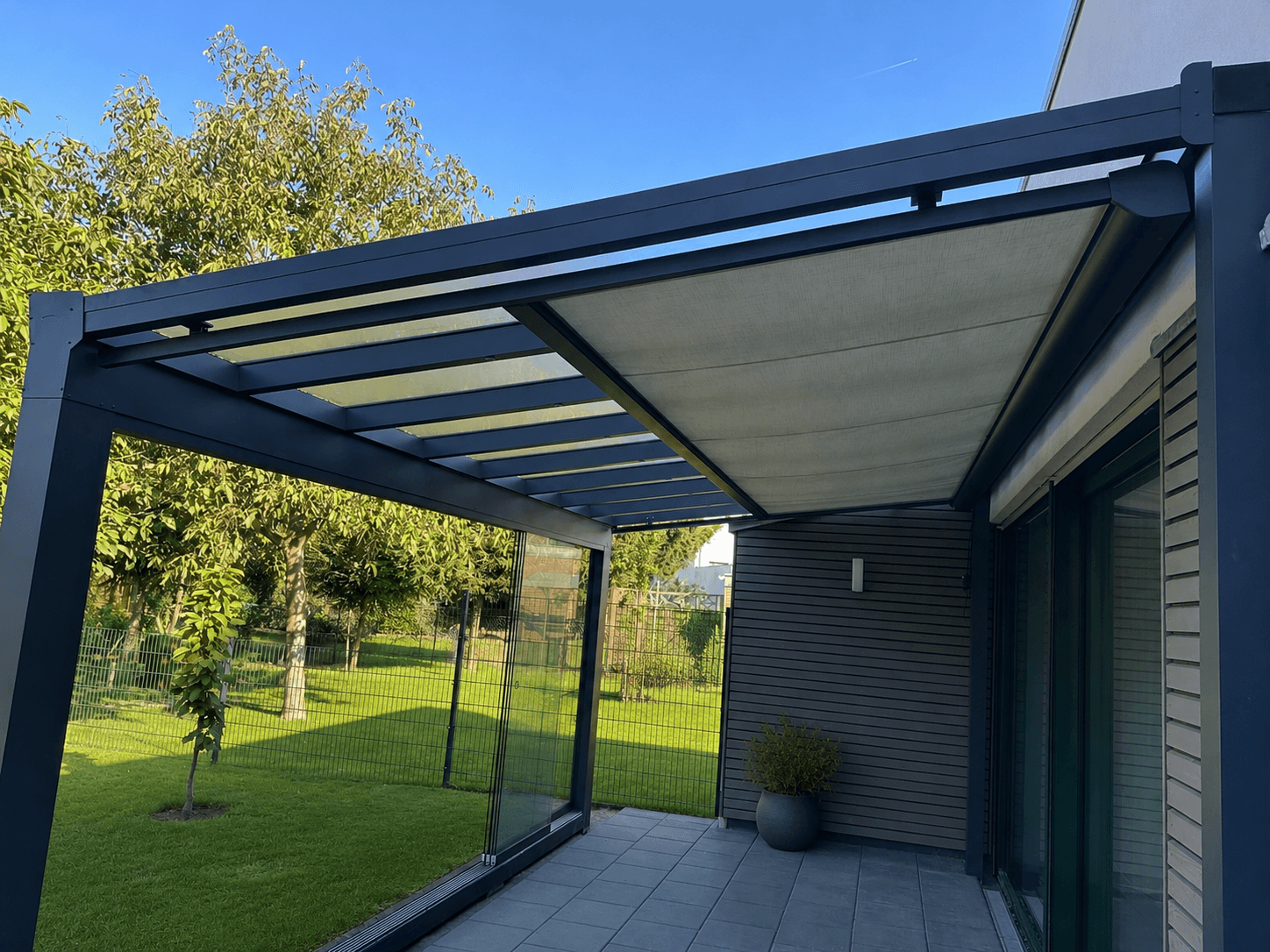 Kalt-Wintergarten Bergheim, Seitenansicht mit Keilelement