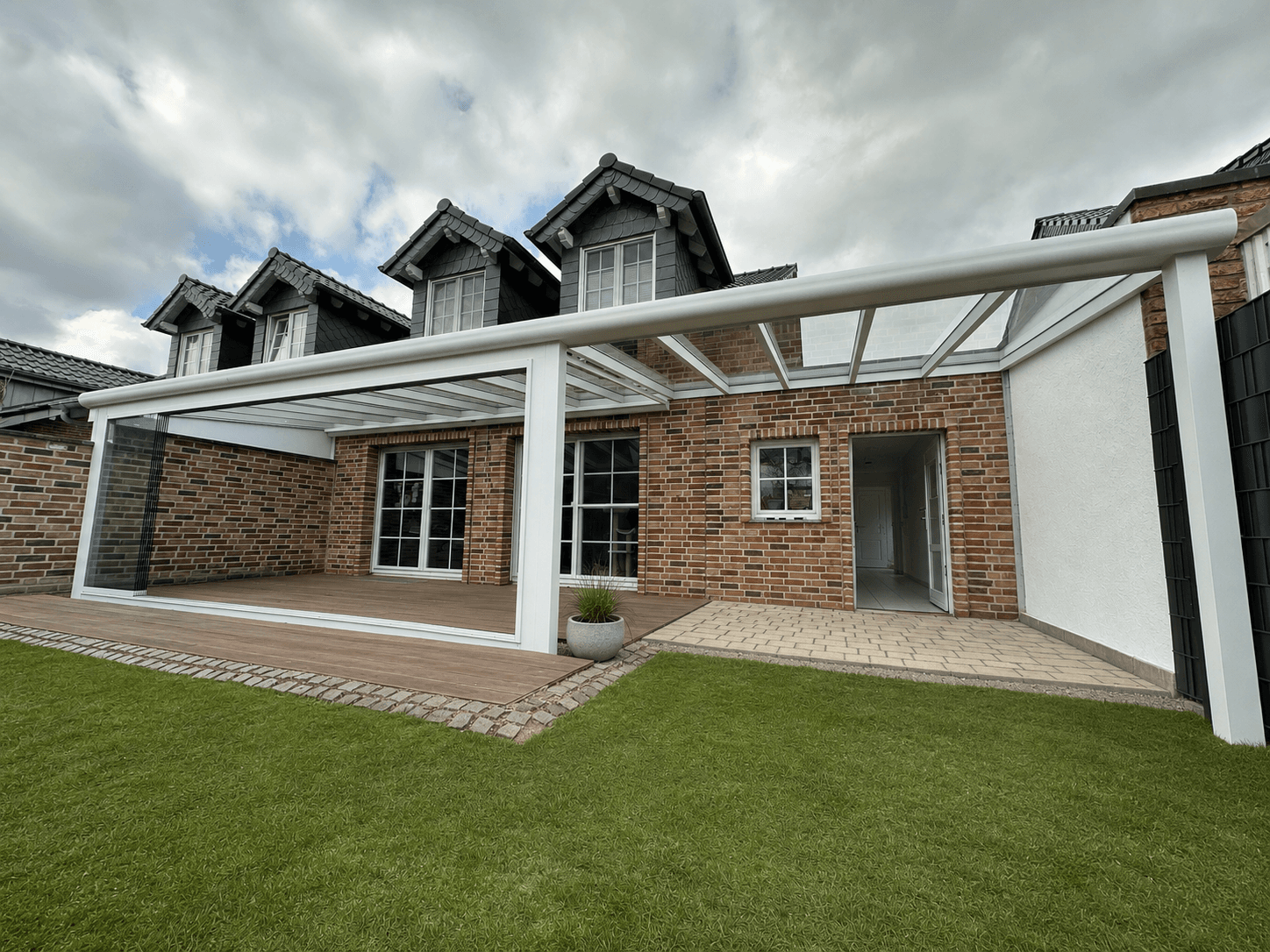 Aluminium-Terrassenüberdachung 5×3 m in RAL 7024 Anthrazit mit VSG-Glas, montiert in NRW