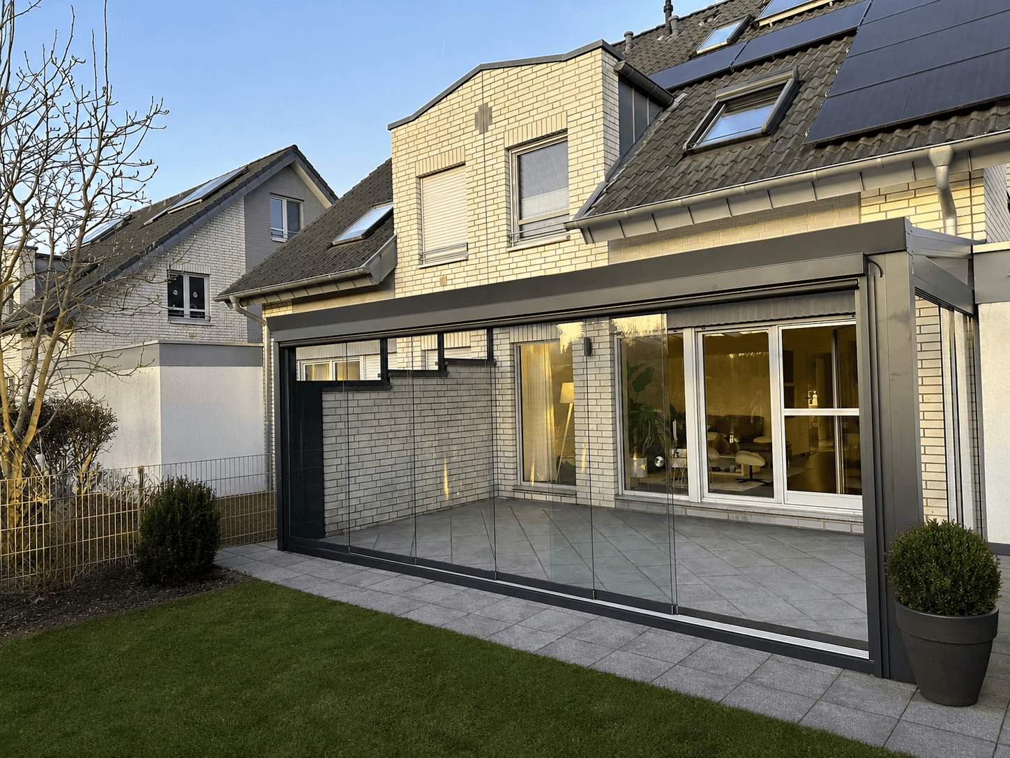 Vom Terrassendach zum Wintergarten — Glasschiebewand auf bestehende Aluminium-Konstruktion nachgerüstet, RAL 7024