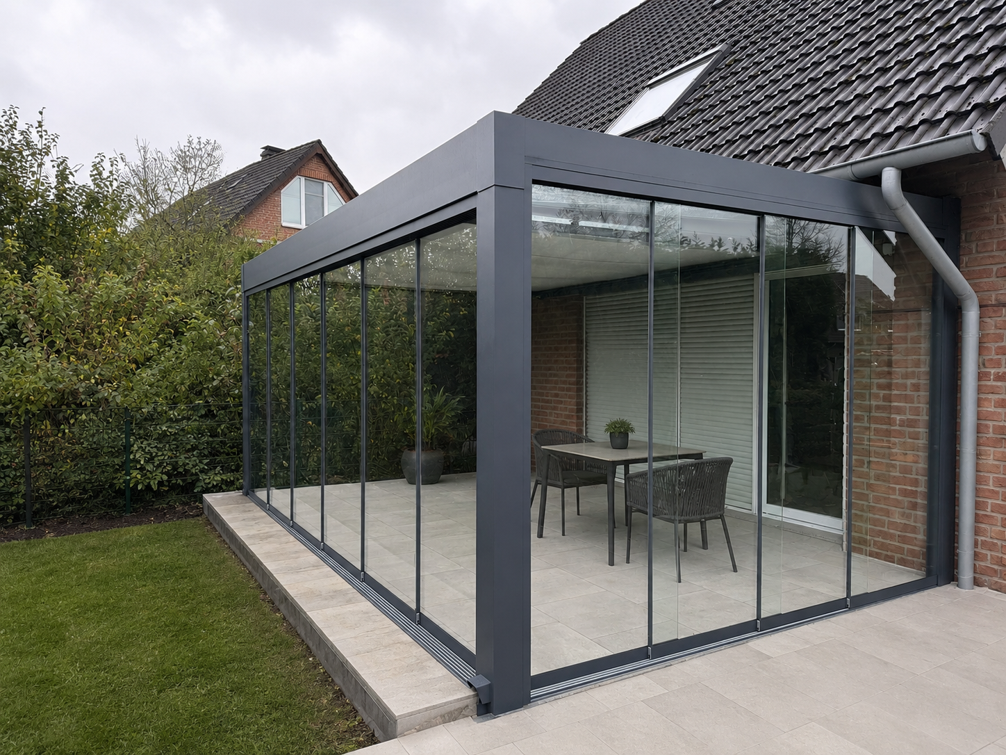 Cube in Neuss, 6 × 4 m, Glas-Schiebetüren mit über vier Feldern pro Seite, RAL 7024 Anthrazit