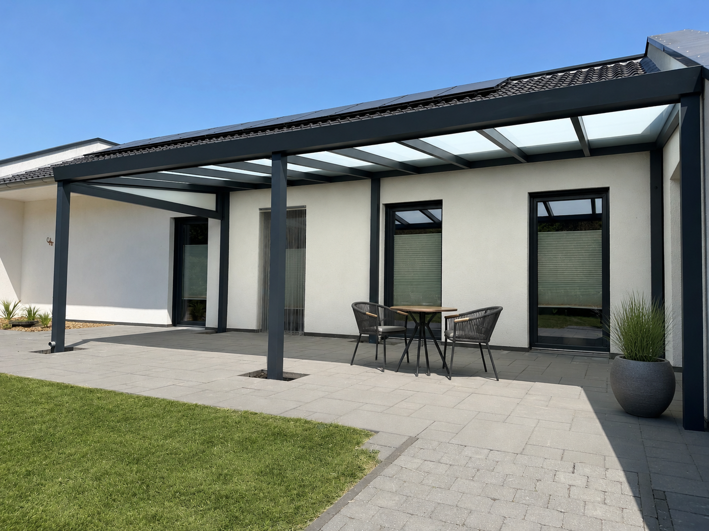 Freistehende Überdachung in Erkelenz, 6 × 3,5 m, Mattglas-Dach mit Sonnenschutz, RAL 7024